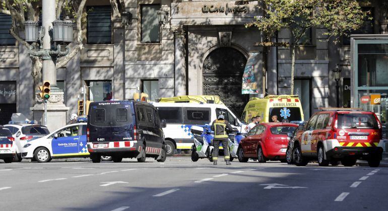 Vehículos de los diferentes cuerpos policiales y de emergencias momentos después del atentado de Barcelona 