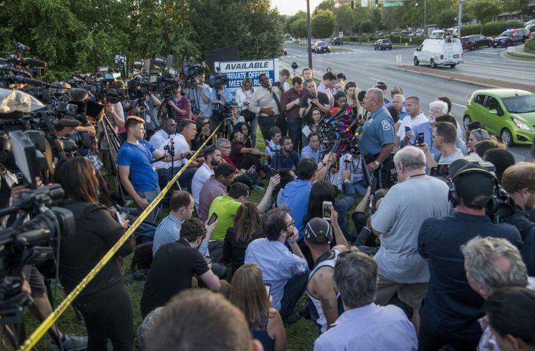 El subjefe de policía del condado de Anne Arundel, William Krampf (d), habla con la prensa.