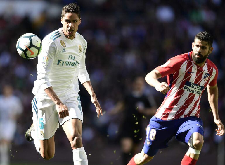 Raphael Varane y Diego Costa pelean por el balón durante un partido