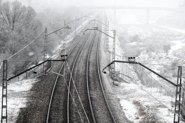 Vías del tren con nieve por la borrasca Filomena