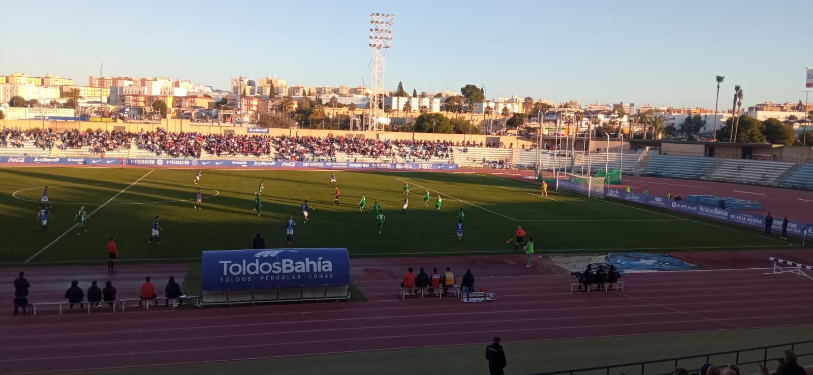 Instante del partido entre el San Fernando y el CD Alcoyano en el Estadio Iberoamericano 2010