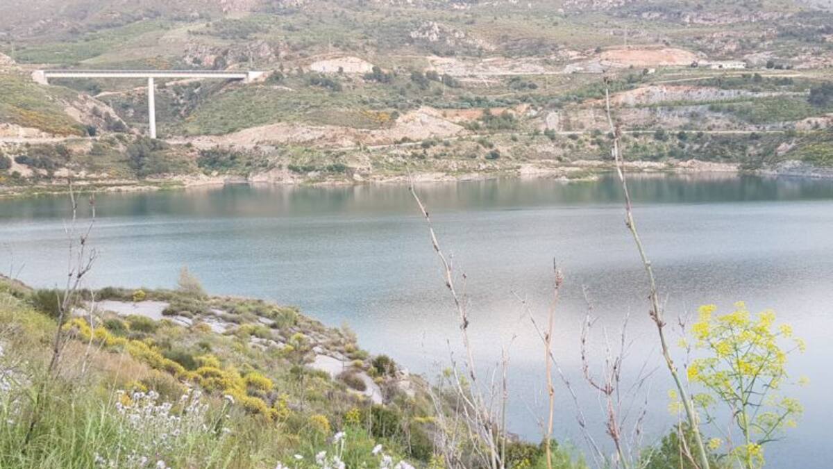 Los pantanos de Granada bajan ligeramente durante el verano pero mantienen la media histórica