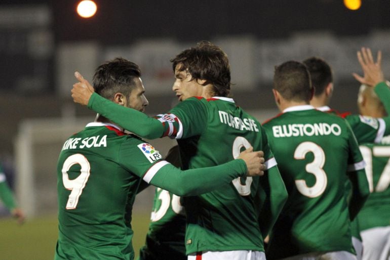 Los futbolistas del Athletic celebran el primer gol ante la Balompédica Linense