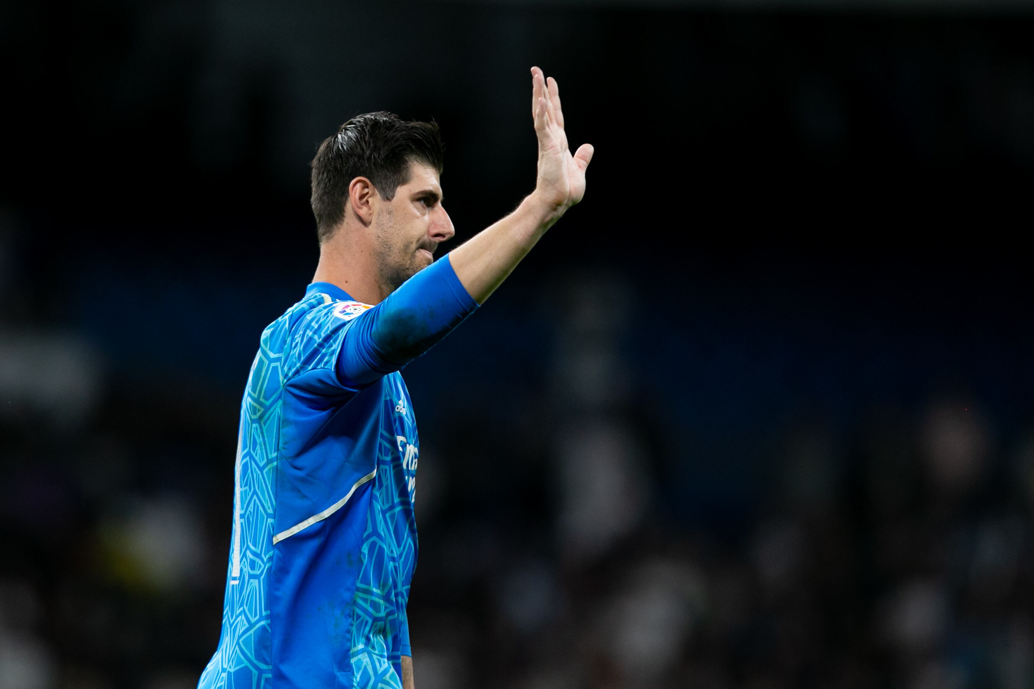 Courtois saluda a la afición tras la victoria del Real Madrid ante el Celta, el pasado sábado.