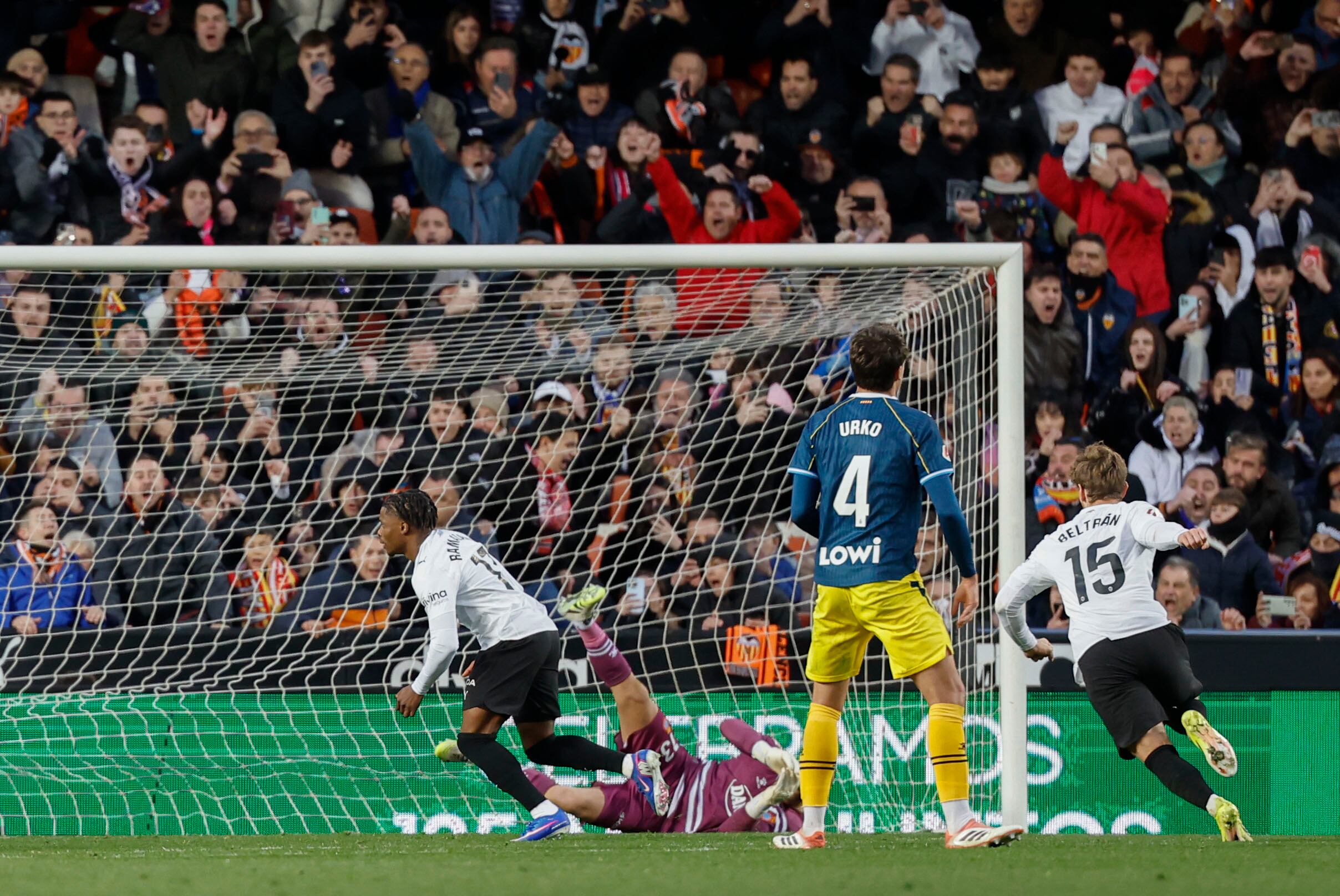 VALENCIA, 24/01/2026.- El extremo del Valencia Largie Ramazan (i) celebra su gol ante el Espanyol durante el encuentro correspondiente a la jornada 21 de LaLiga EA Sports entre el Valencia y el Espanyol disputado en Mestalla, Valencia, este sábado. EFE/ Ana Escobar