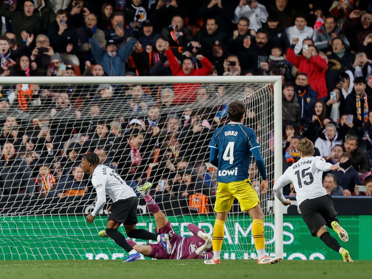 El Valencia vuelve a ganar en Mestalla (3-2) dos meses después y coge aire respecto al descenso