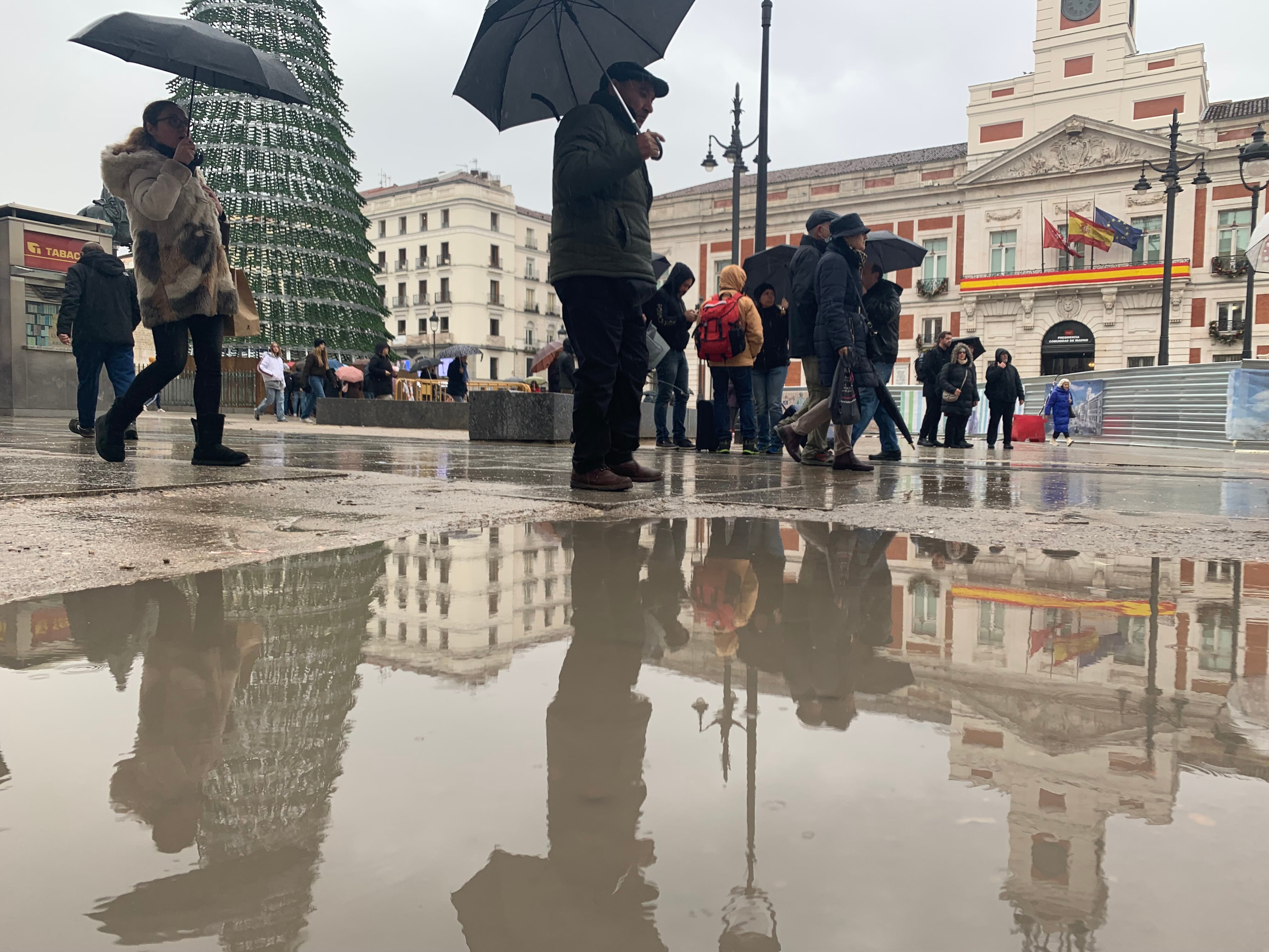 Uno de los charcos de barro que se acumulan frente a la Puerta del Sol