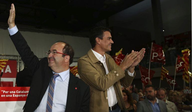 El candidato del PSC, Miquel Iceta, y el secretario general del PSOE, Pedro Sánchez, saludan a los asistentes a un acto de campaña en Cornellà de Llobregat (Barcelona)