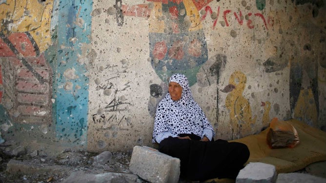 Una mujer palestina se encuentra en una tienda de campaña durante la tregua de 72 horas