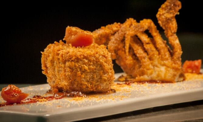 Croqueta de mejillón tigre con curry rojo, acompañada de cangrejo de concha blanda y 'hoisin'.
