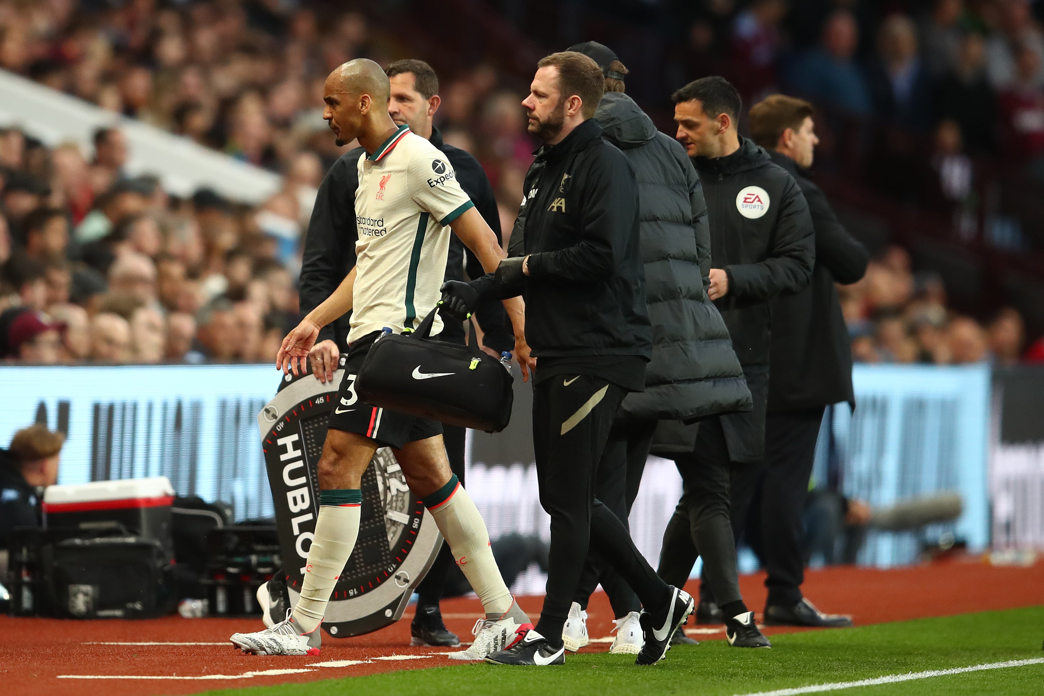 Fabinho abandona el campo tras lesionarse en el Aston Villa - Liverpool.