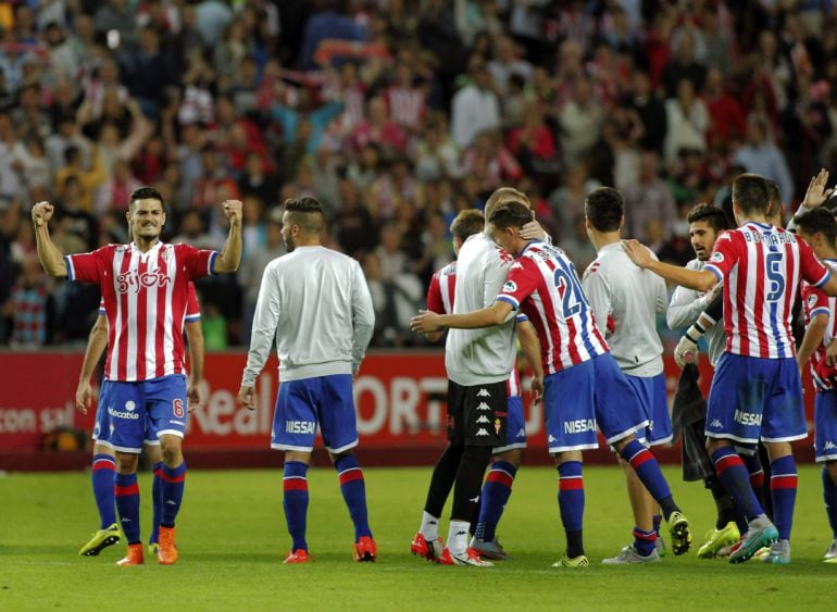 GRA342. GIJON, 23/08/2015.- Los jugadores del Sporting de Gijón tras el partido jugado con el Real Madrid de la primera jornada de la liga en Primera División que se disputó esta noche en el Molinón. EFE/Alberto Morante