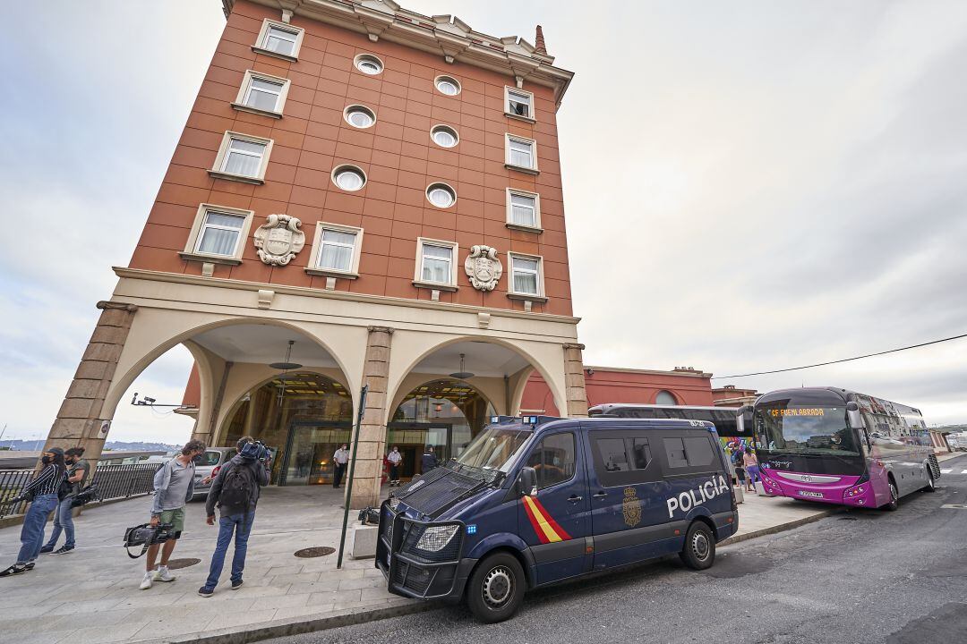 Expectación a las puertas del hotel donde se hospeda el Fuenlabrada.