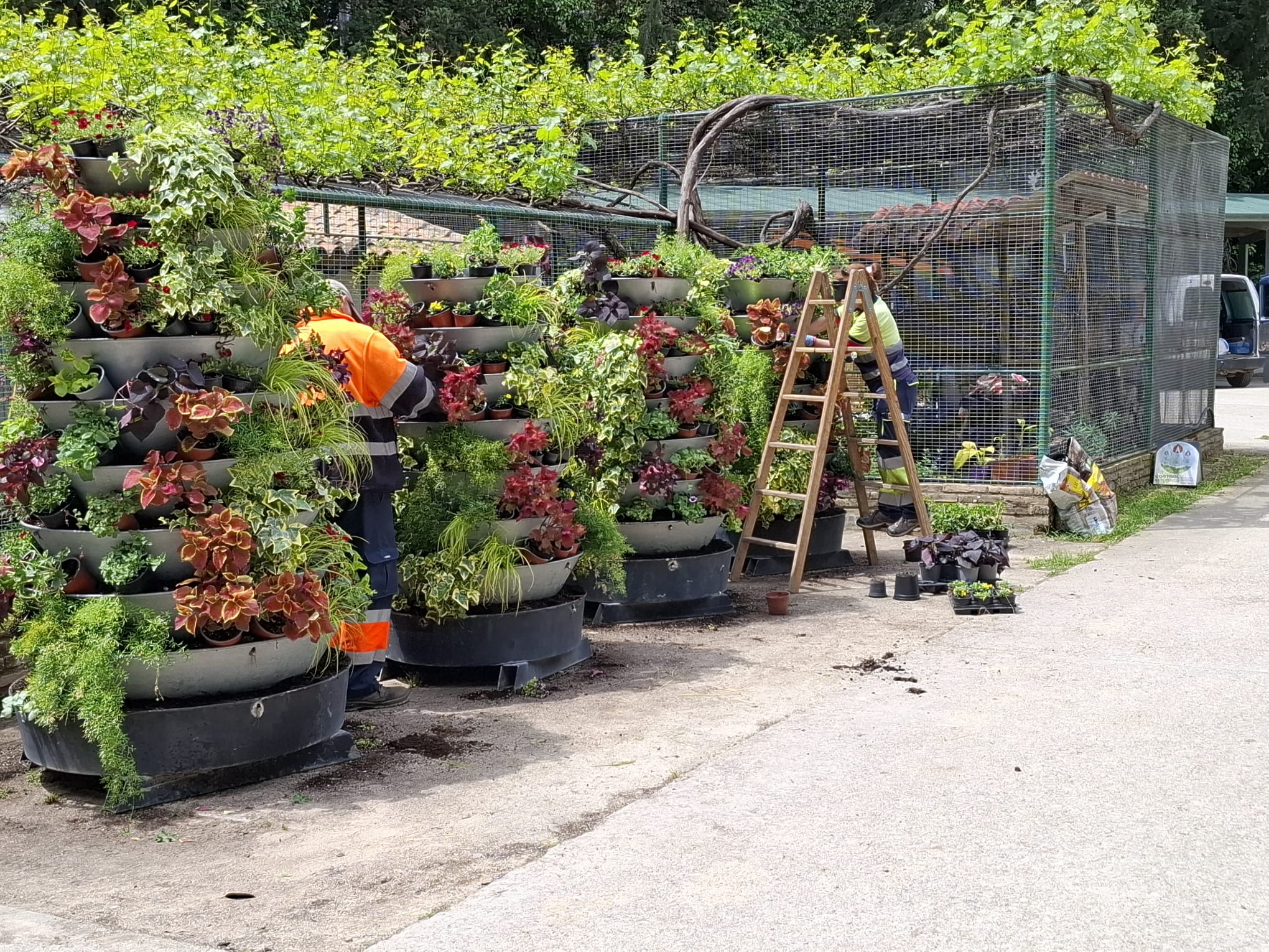 Torres florales preparadas para instalar