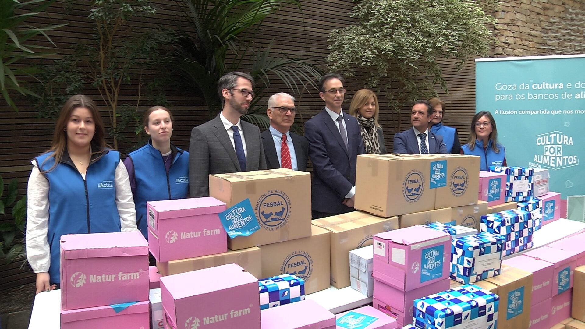 Voluntarias de Afundación acudieron a la entrega de las latas.