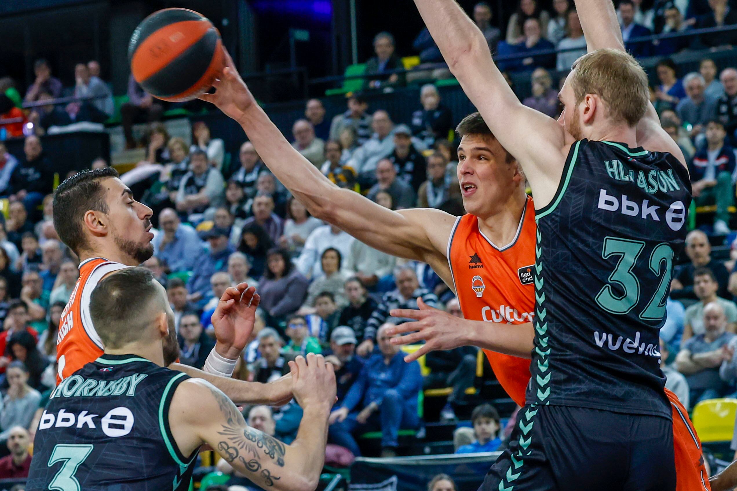 BILBAO, 11/02/2024.- El pívot del Surne Bilbao Tryggvi Hilnason (d) defiende ante el ala-pívot del Valencia Basket Jaime Pradilla (c), durante el partido de Liga ACB de baloncesto disputado este domingo en el Bilbao Arena. EFE/Miguel Toña