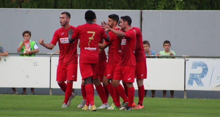 Los jugadores celebran el gol en Peralada 