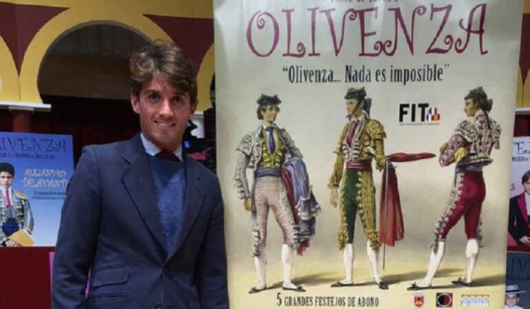 Alfonso Cadaval posa junto a los carteles de la feria de Olivenza (Badajoz), en la que debutará con picadores