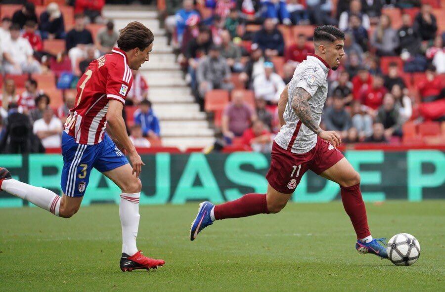 Víctor Moreno conduce la pelota.