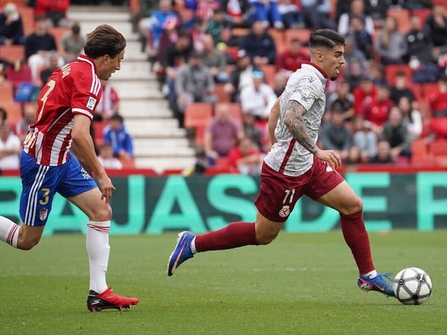Víctor Moreno conduce la pelota.