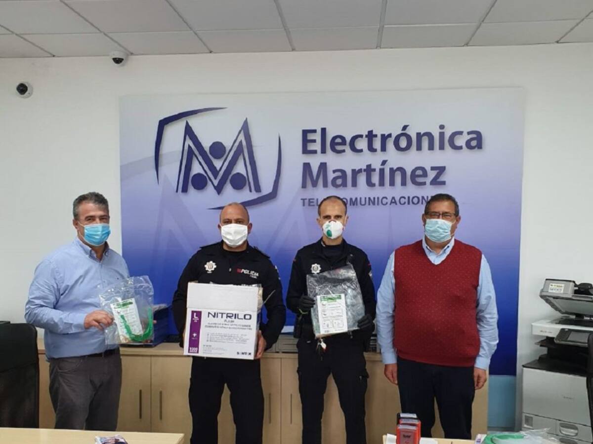 Electrónica Martínez entrega material de protección a la policía que cubre el servicio de Pozo Estrecho