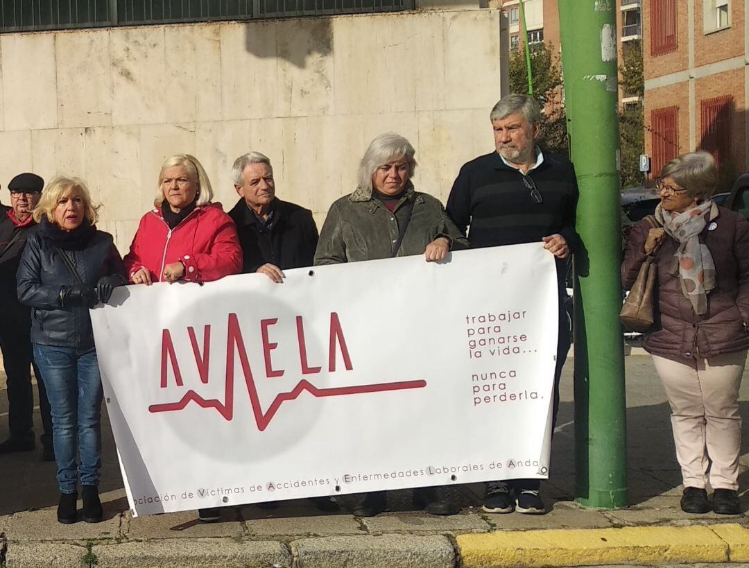 Miembros de la Asociación Avaela durante una de las concentraciones para denunciar los accidentes laborales mortales en la provincia de Córdoba. Foto de archivo 