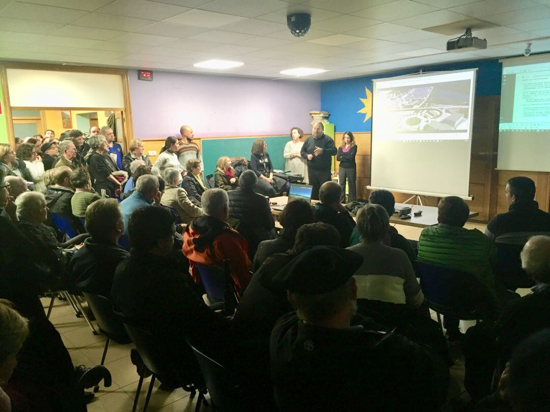 El alcalde de Hondarribia, en la presentación de los estudios previos sobre la ordenación de Mendelu, en el local de vecinos de ese barrio. 