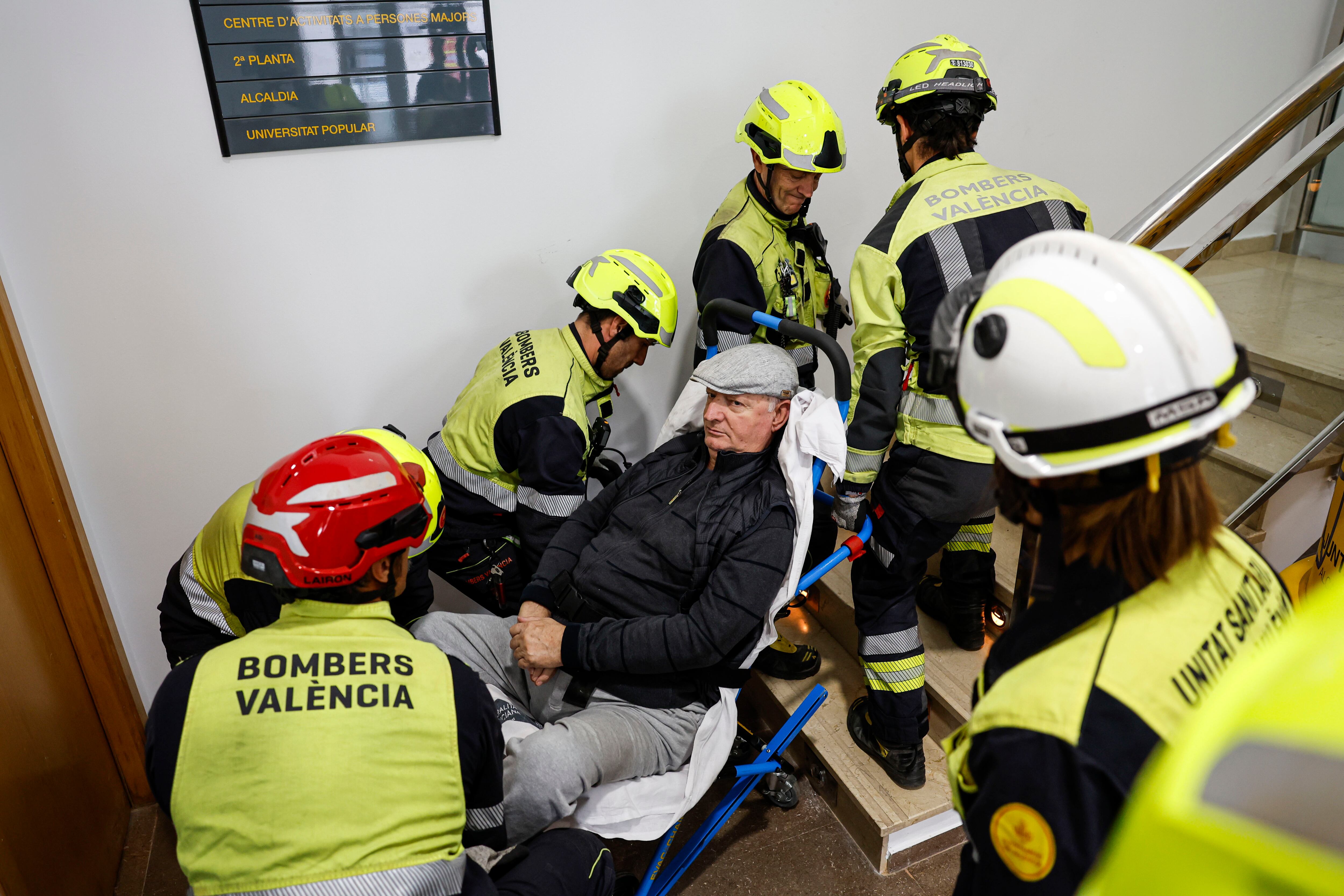 El Ayuntamiento de València celebra un simulacro de inundación de la Pedanía de La Torre. En la imagen un grupo de bomberos realiza la evacuación de un hombre en un residencia de ancianos durante el simulacro