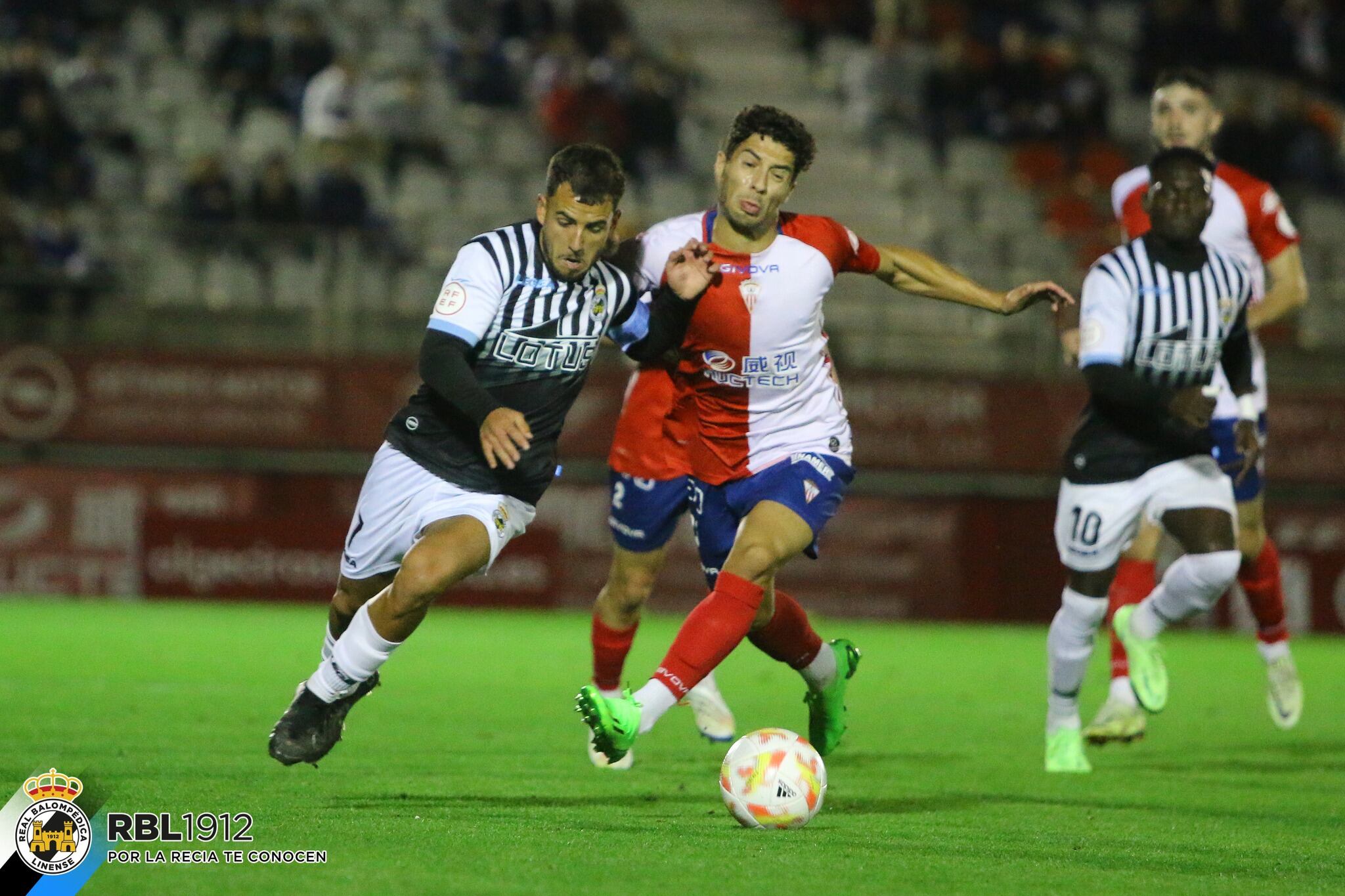 Un momento del partido de ida