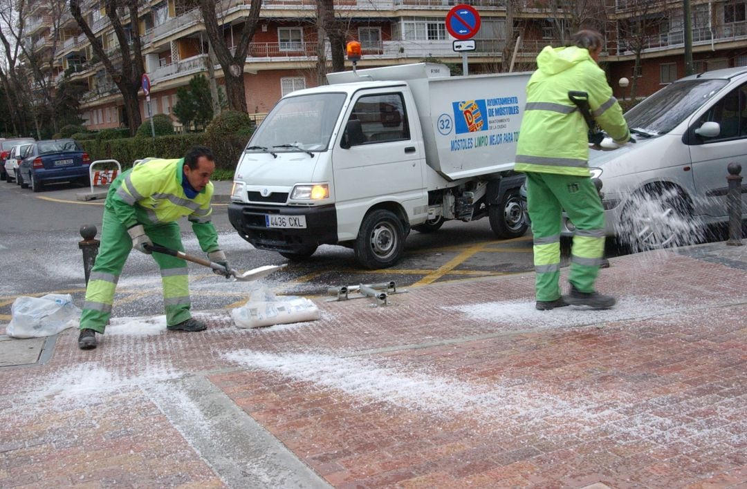 Operarios municipales esparciendo sal en las calles de Móstoles