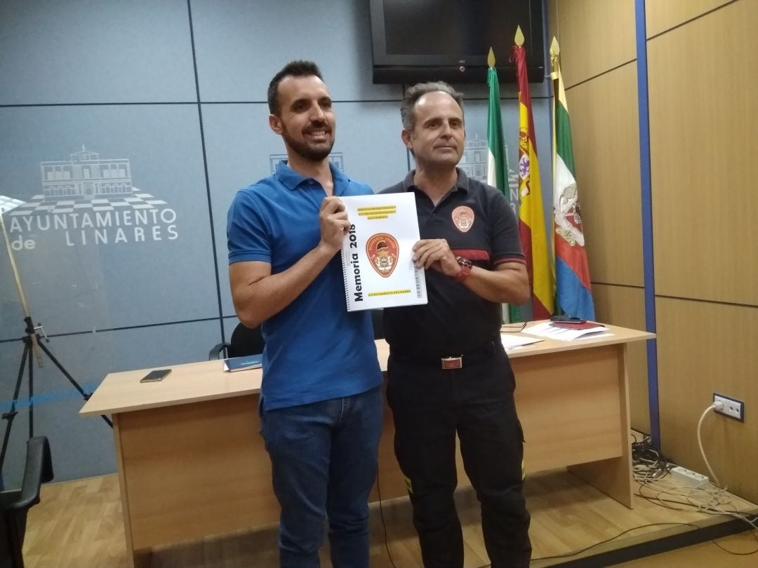 Daniel Moreno y Jesús Padilla presentan la memoria de actividades 2018 del cuerpo de Bomberos.