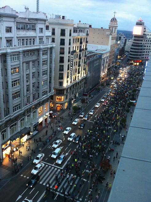 Cientos de ciclistas circulan muy lentamente por uno de los carriles de la Gran Vía madrileña, colapsando la circulación en plena hora punta