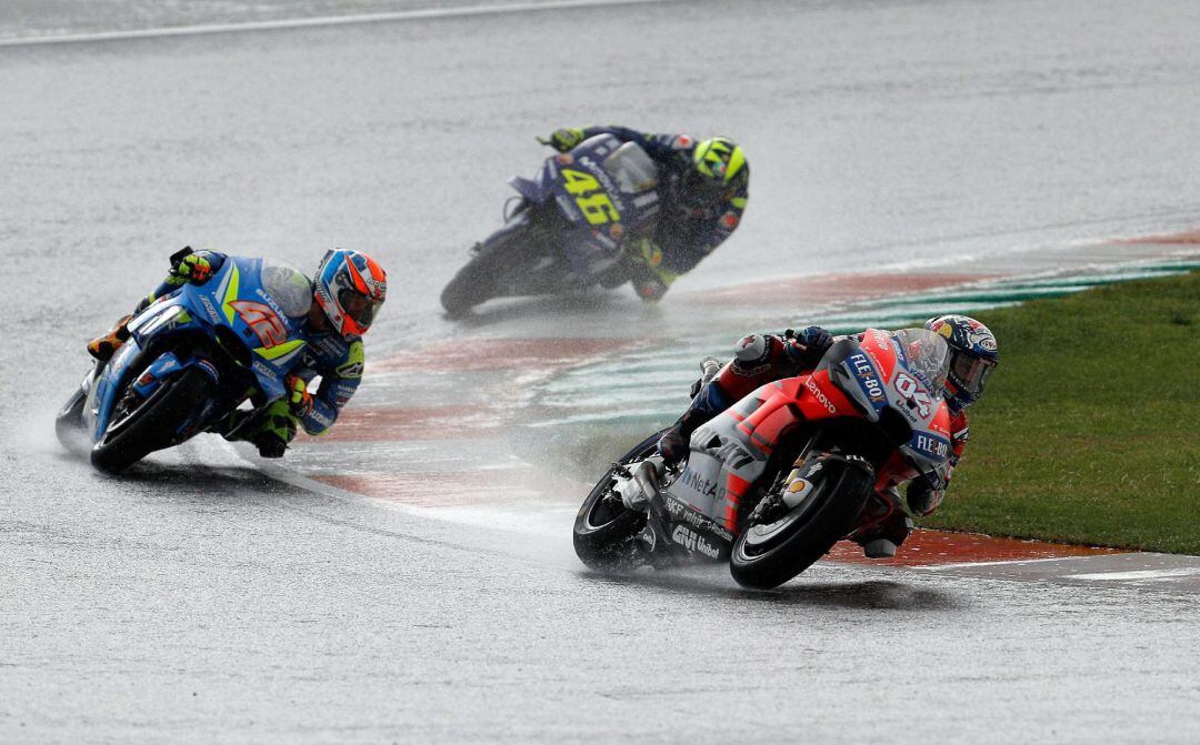 Los pilotos de Moto GP Andrea Dovizioso (04), seguido de Alex Rins (42) y Valentino Rossi (46) tras la segunda salida de la prueba.