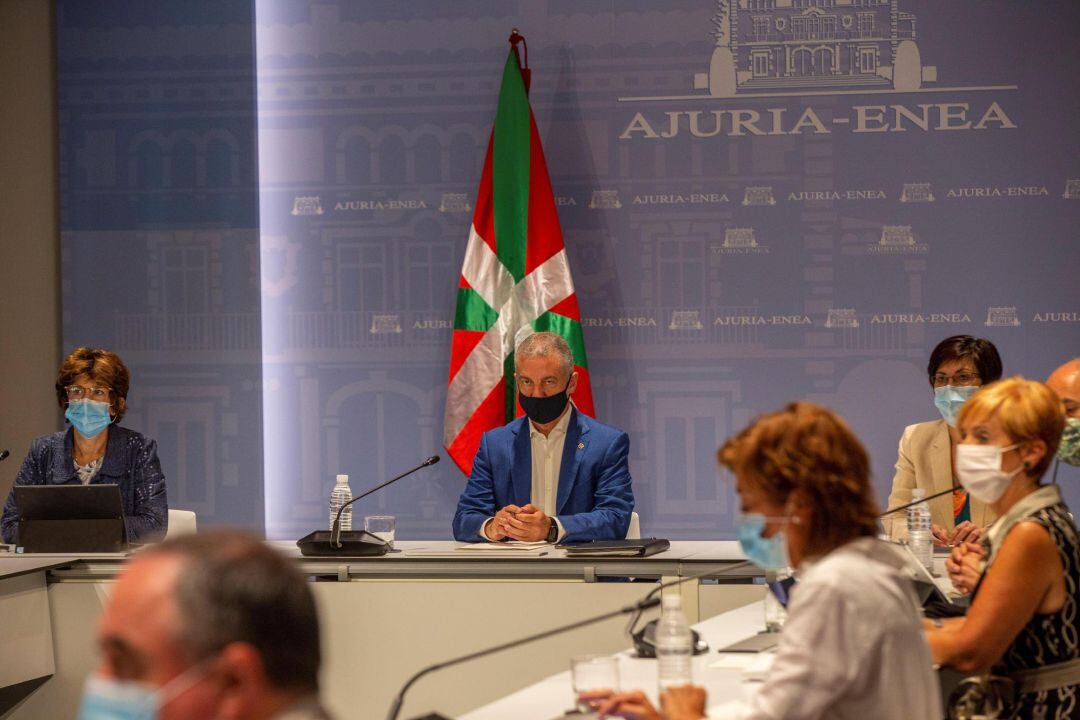 El lehendakari, Iñigo Urkullu (c), preside este martes la primera reunión del comité asesor del Plan de Protección Civil de Euskadi un día después de activarse la emergencia sanitaria, en la que se van a acordar las nuevas restricciones que se van a imponer ante el repunte de casos por covid-19 después de que en la última semana se hayan confirmado 3.256 nuevos positivos.