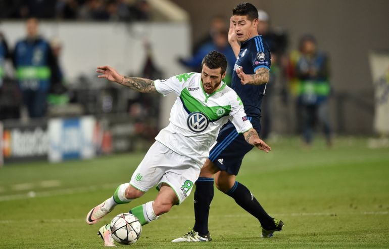 Vieirinha y Hanes Rodríguez compiten por el balón en el partido de ida