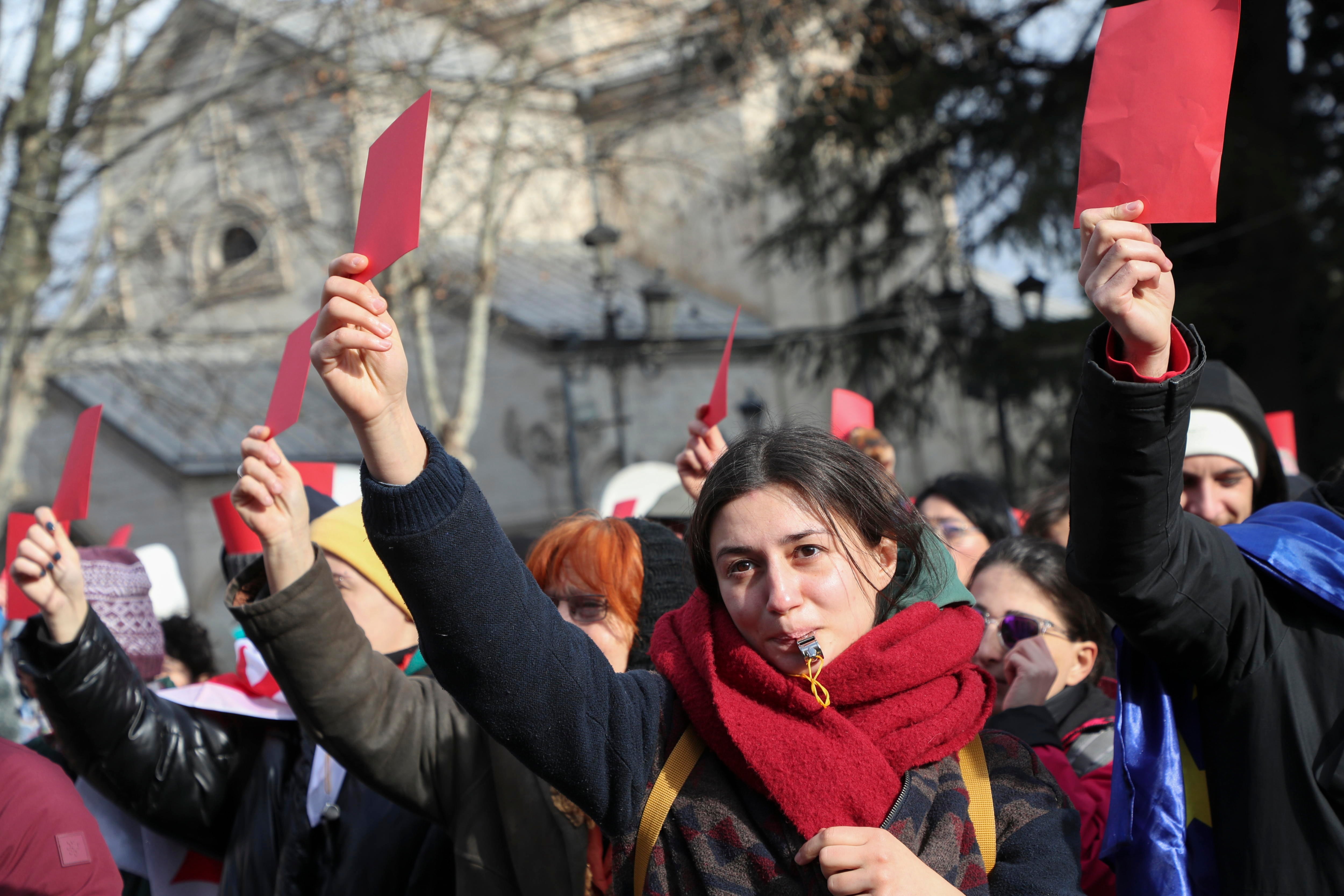 Miles de ciudadanos georgianos protestando en la calle durante la toma de posesión