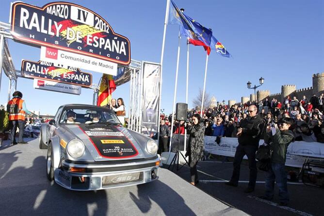 Carlos Sainz y su copiloto Luis Moya, en la salida del IV Rally de España Histórico que ha discurrido por carreteras de Avila.