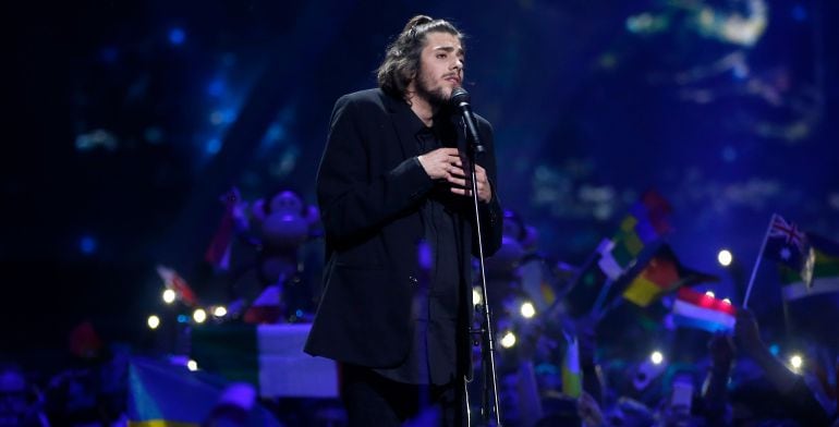 El cantante Salvador Sobral, representante de Portugal, interpreta la canción &#039;Amar Pelos Dois&#039; durante la final de la 62 edición del Festival Internacional de Eurovisión. 