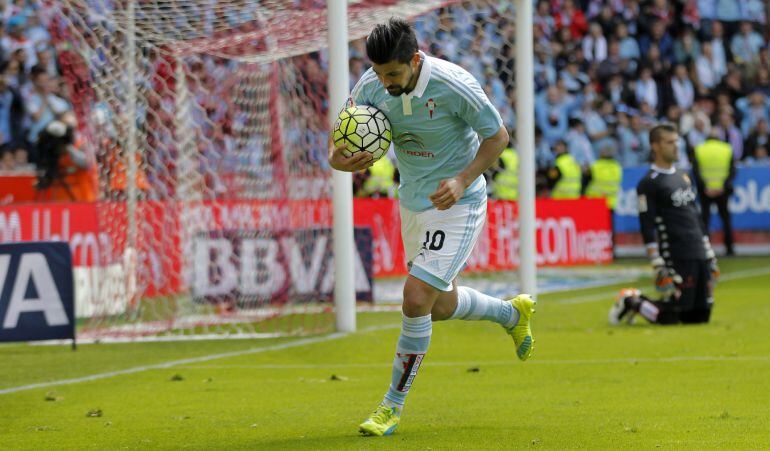 El jugador del Celta de Vigo Manuel Agudo Durán "Nolito",  tras anotar ante Cuéllar, portero del Sporting de Gijón
