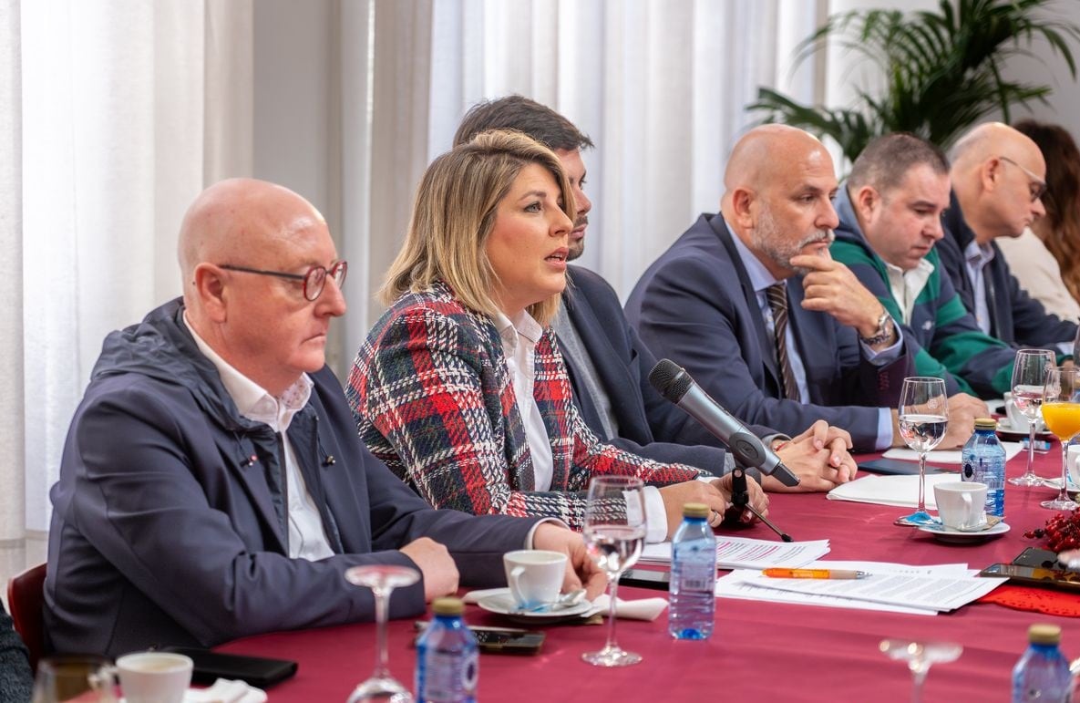 Noelia Arroyo durante el desayuno navideño ante los medios de comunicación