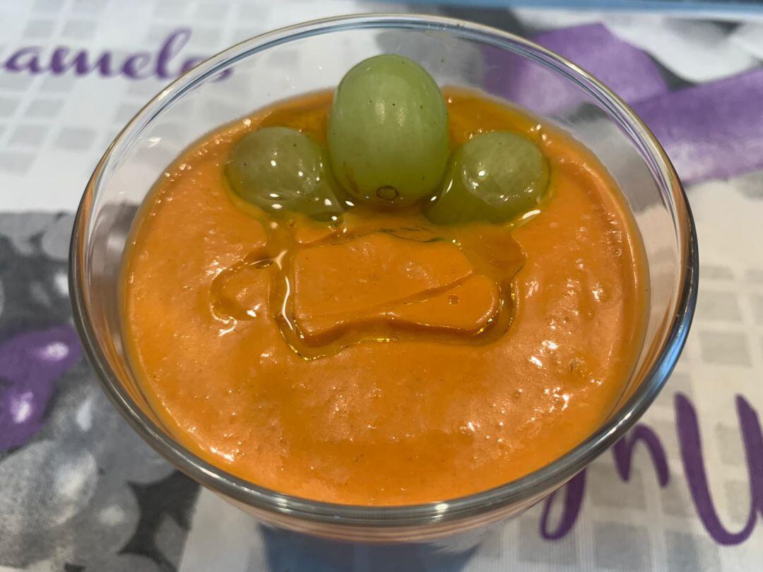 Ahí lo tienen: un salmorejo de premio con su corona de uvas que lo llenan de matices