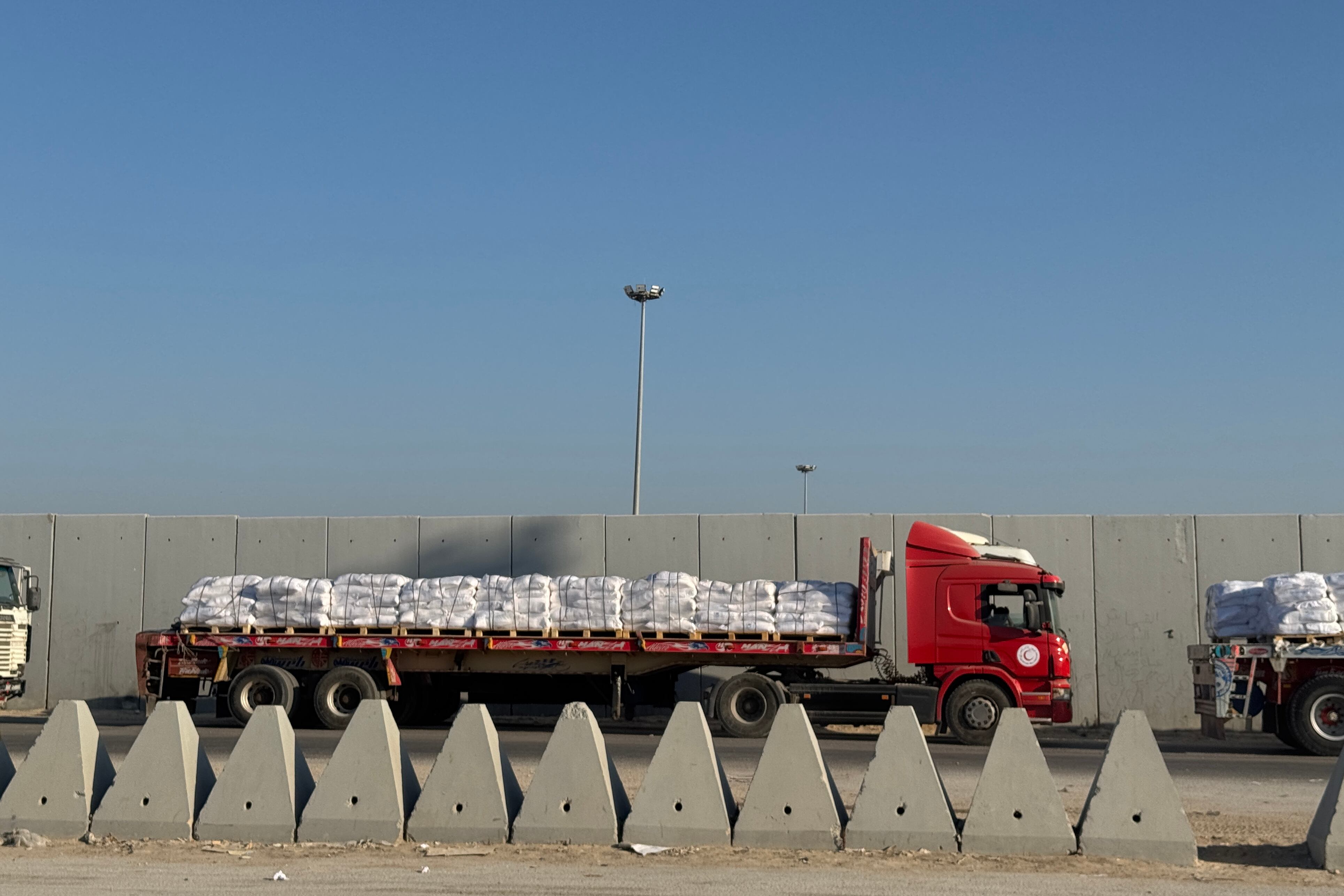 RAFAH, 27/07/2025.- Decenas de camiones de ayuda humanitaria cruzaron este domingo la frontera egipcia de Rafah hacia la Franja de Gaza, pero antes pasando por territorio israelí para su inspección, afirmaron fuentes oficiales egipcias y constató EFE, en una jornada en la que Israel ha anunciado una "pausa táctica". EFE/Stringer