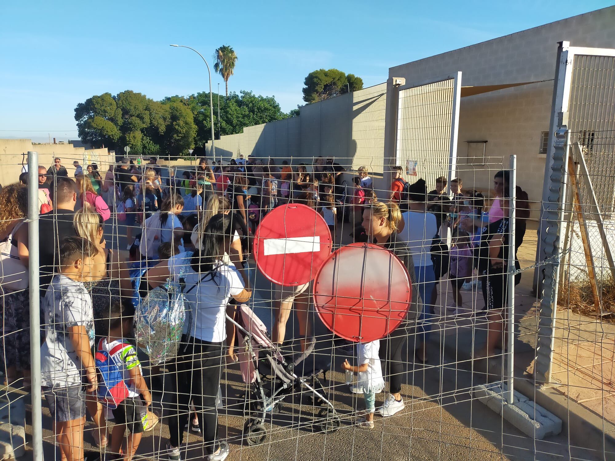 Protesta a las puertas del CEIP Juan Carlos I, La Unión