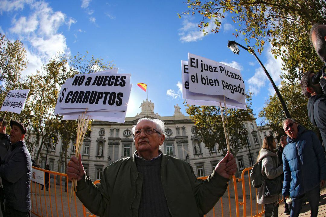 Un grupo de manifestantes protesta contra la decisión del Tribunal Supremo sobre las hipotecas, esta mañana frente al mismo edificio. 