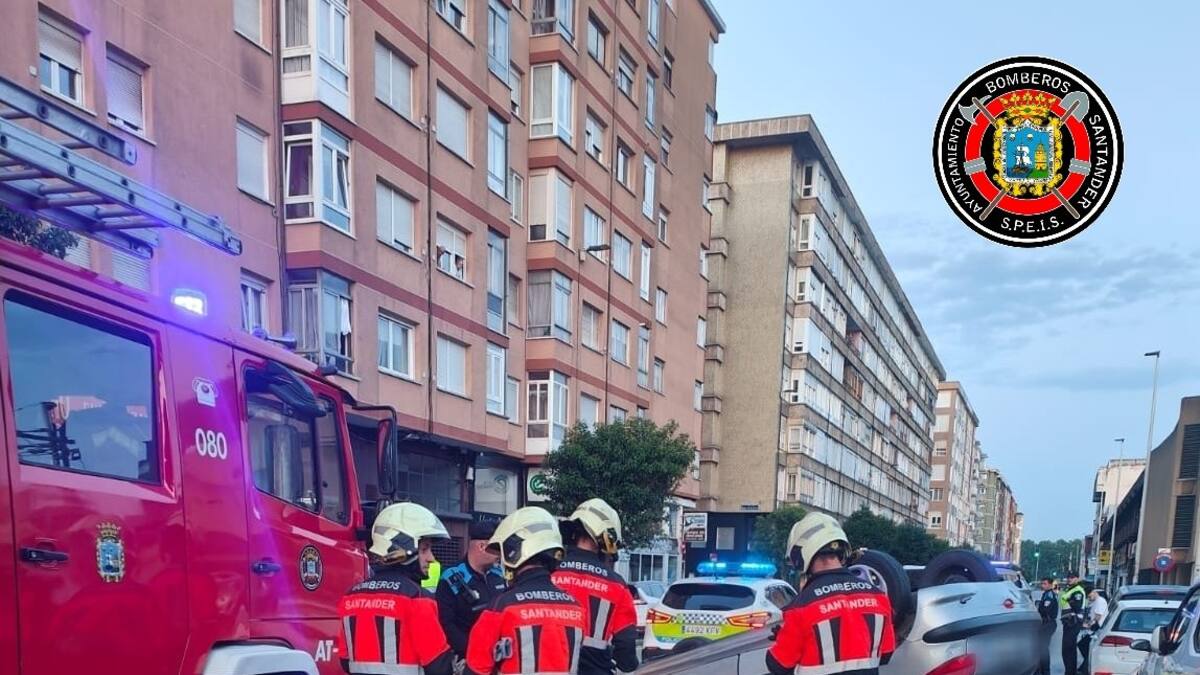 Vuelca un coche tras un accidente en la calle Castilla de Santander