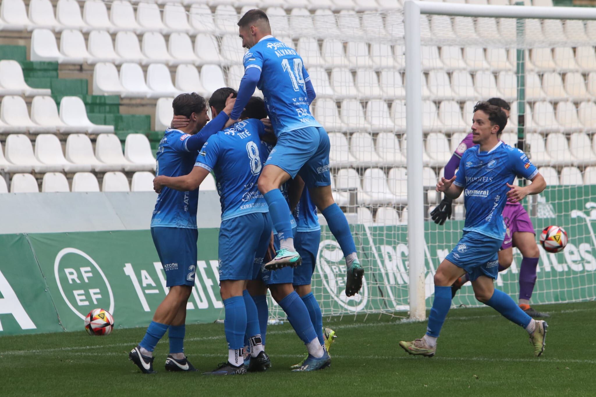 Jugadores del Xerez DFC celebrando uno de los goles ante el Córdoba B