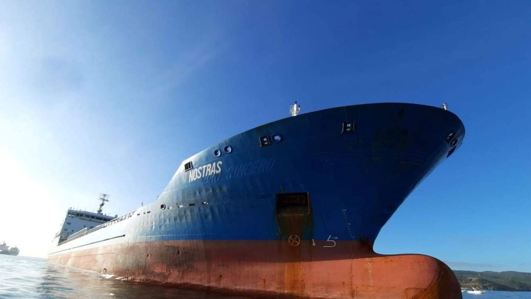 Barco fondeado en la cara este de Gibraltar.