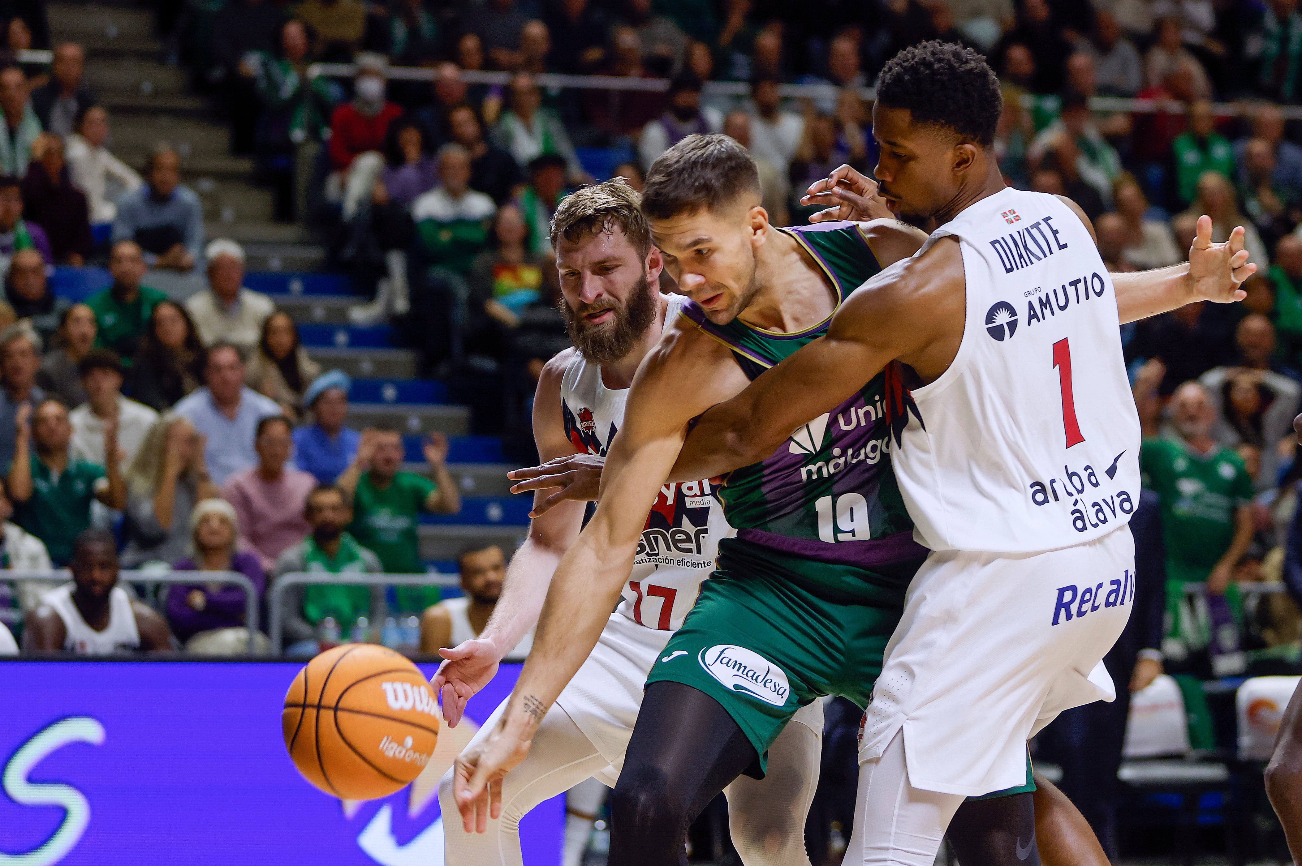 MÁLAGA, 21/12/2025.- El ala-pivot finlandés de Unicaja, Emir Sulejmanovic (c), disputa el balón ante el pivot guineano de Baskonia, Mamadi Diakite, durante el encuentro de la fase regula de la Liga Endesa que disputan hoy domingo Unicaja y Baskonia en el pabellón Martín Carpena de Málaga. EFE / Jorge Zapata.