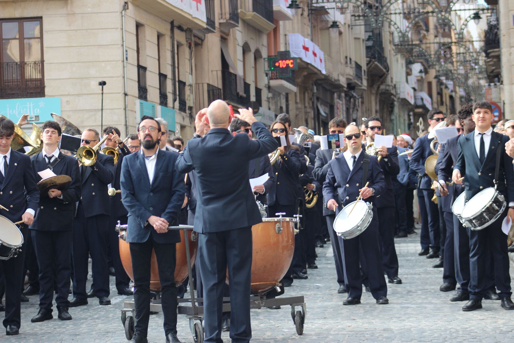 La Societat Unió Musical d'Alcoi durante su interpretación del Himne de Festes previa al inicio de la Gloria