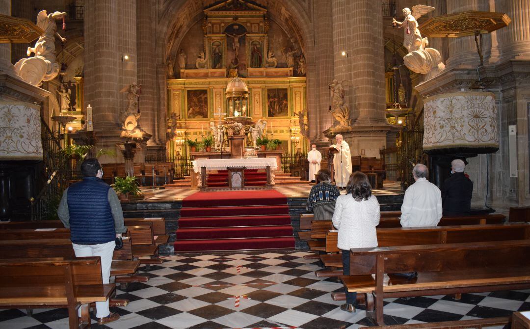 Varias personas asisten a misa en la Catedral guardando las distancias de seguridad.